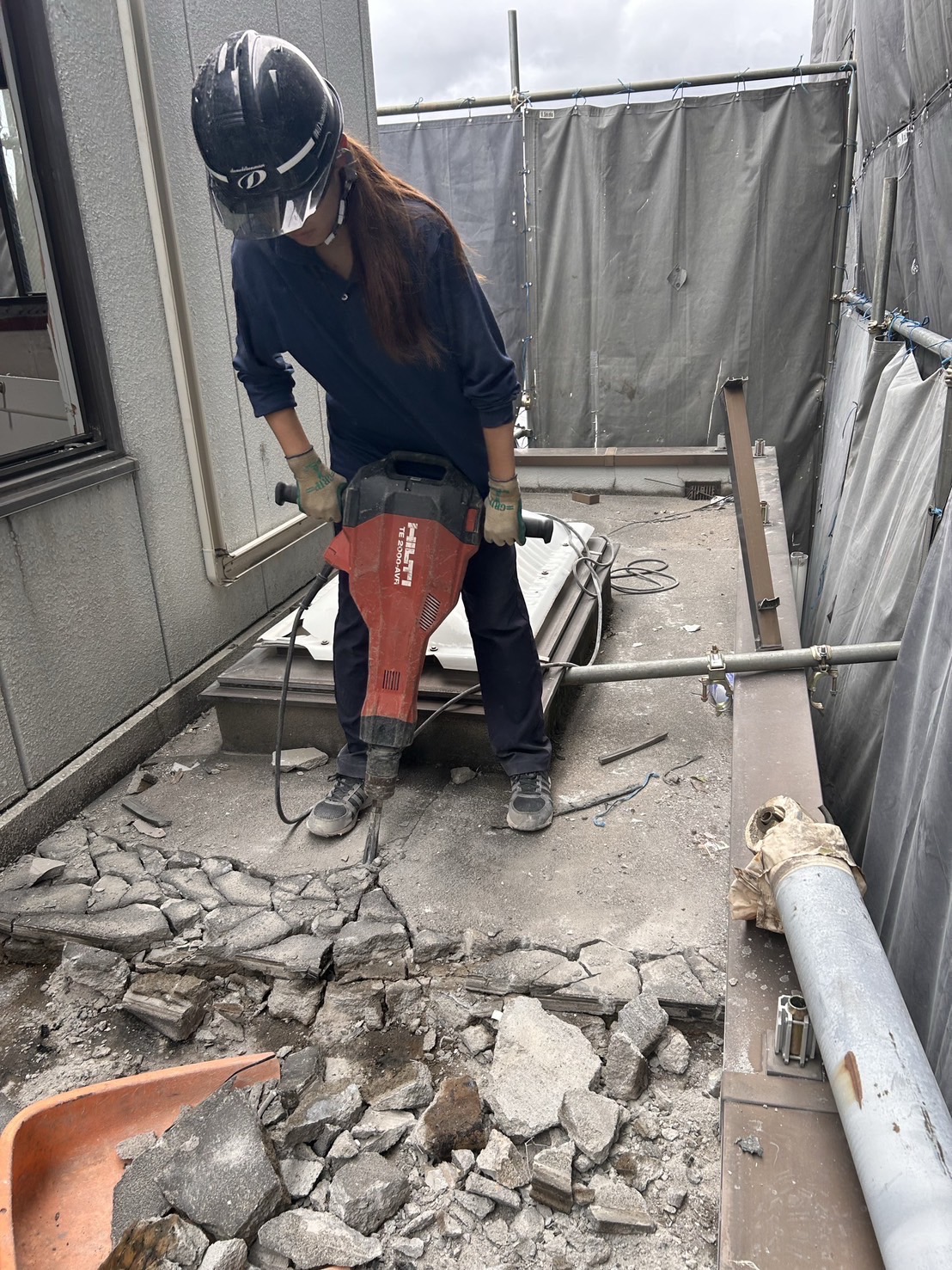 女性職人も活躍中！ハツリ作業の現場から｜Demolitionサービス ｜解体 